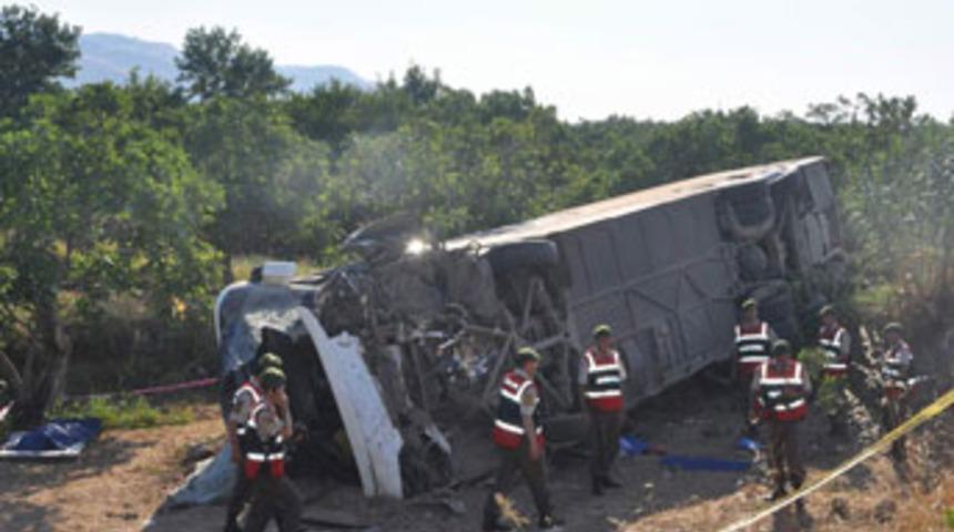 Yolcu otob&uuml;s&uuml; devrildi; 1 &ouml;l&uuml;, 56 yaralı