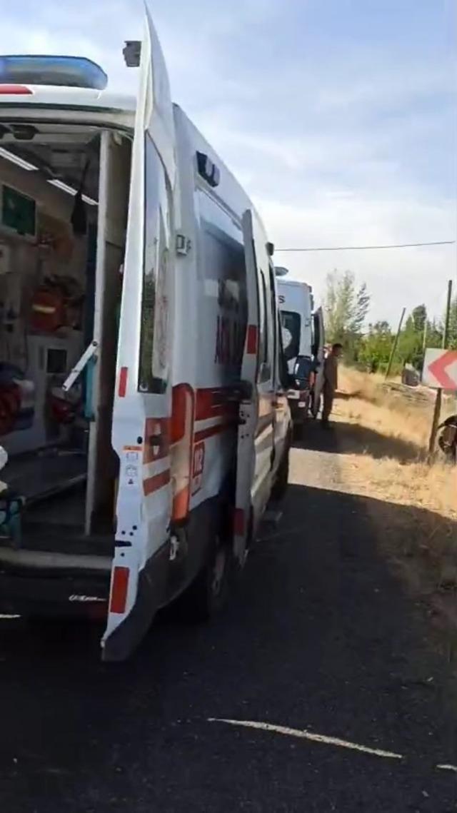 Elazığ’da araç şarampole devrildi: 2 yaralı 1