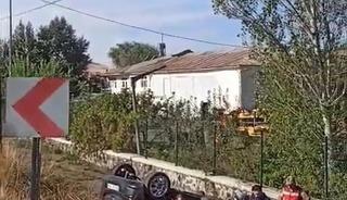 Elazığ&rsquo;da ara&ccedil; şarampole devrildi: 2 yaralı