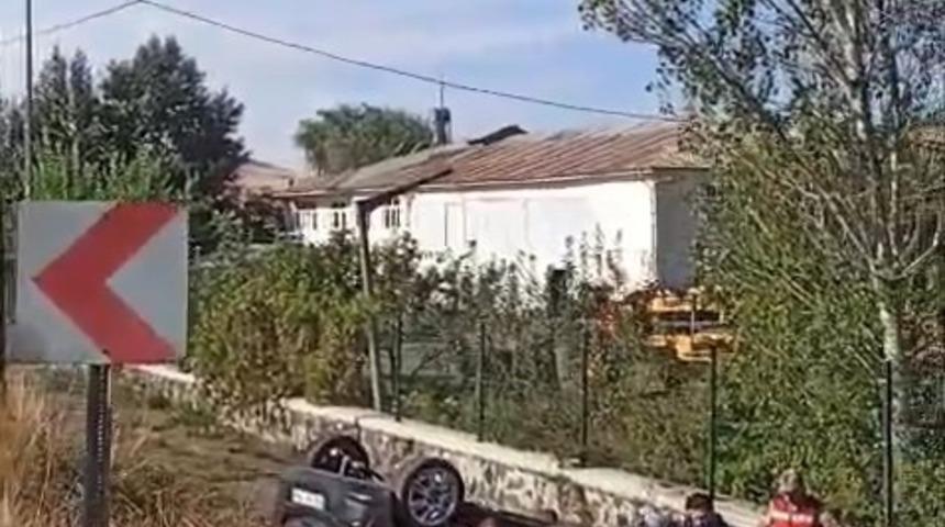 Elazığ&rsquo;da ara&ccedil; şarampole devrildi: 2 yaralı