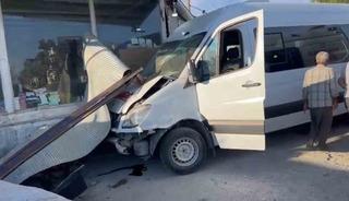 Şanlıurfa&rsquo;da iş&ccedil;i servisi d&uuml;kkana daldı: 10 yaralı