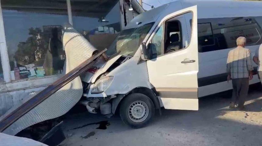 Şanlıurfa&rsquo;da iş&ccedil;i servisi d&uuml;kkana daldı: 10 yaralı