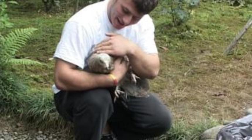 Evcilleştirdiği akbabayı iş yerinde besliyor