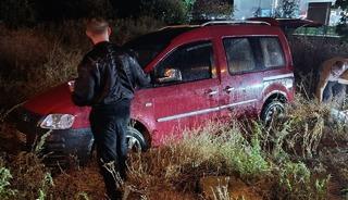 Yağışlı havada yoldan &ccedil;ıkan hafif ticari ara&ccedil; devrildi: 2 yaralı