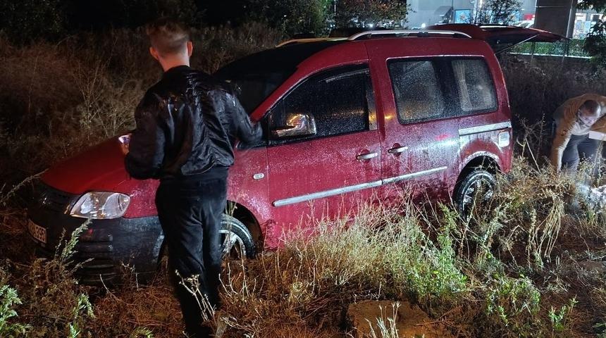 Yağışlı havada yoldan &ccedil;ıkan hafif ticari ara&ccedil; devrildi: 2 yaralı