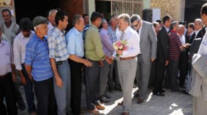 Vali Kahraman, Dumlug&ouml;ze k&ouml;y&uuml;ndeki şenliklere katıldı