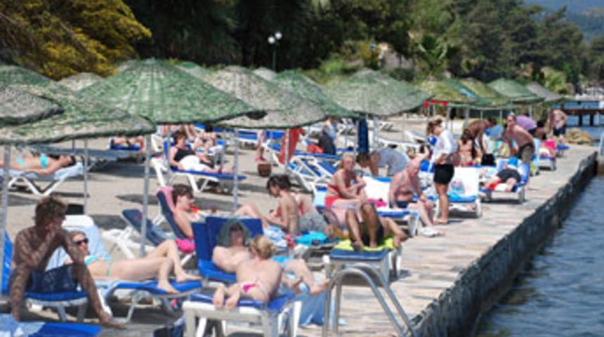 Sığ b&ouml;lgede denize atlayan gen&ccedil; gel&ccedil; oldu