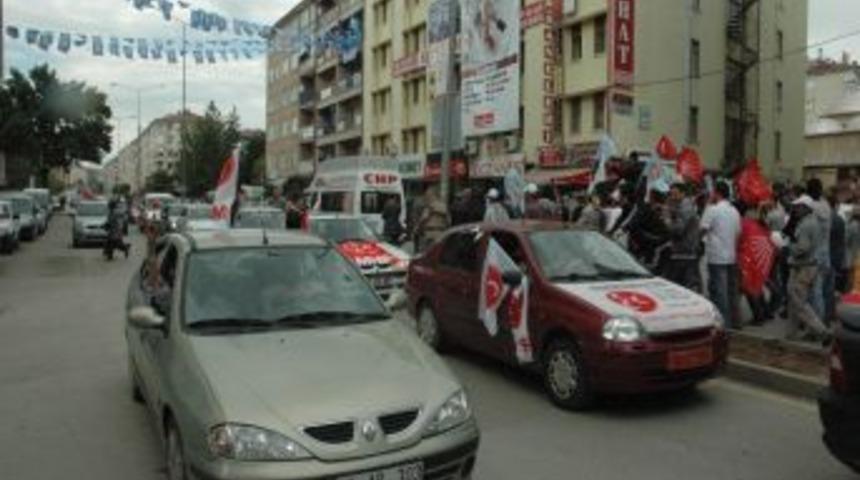 Kırşehir&rsquo;de MHP ve CHP&rsquo;liler aynı cadde birbirlerini alkışladı