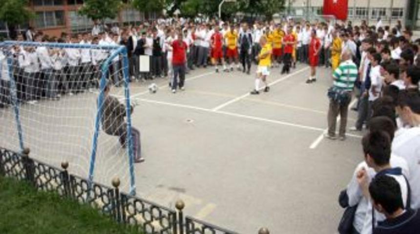 Bursaspor&rsquo;un efsane isimleri &ouml;ğretmenlerle ma&ccedil; yaptı