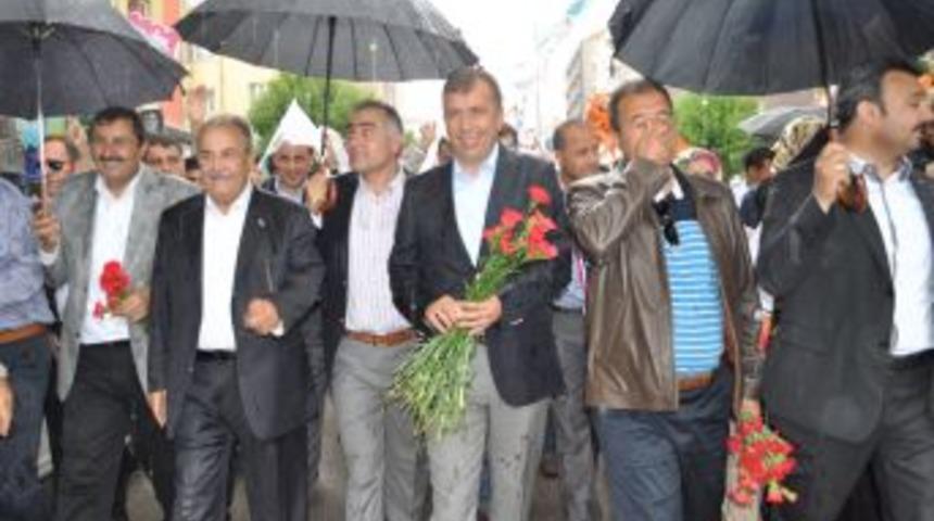 Yağmur altında sevgi y&uuml;r&uuml;y&uuml;ş&uuml;