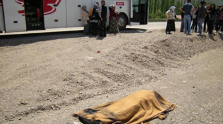 Yaşlı kadın yolculuk sırasında &ouml;ld&uuml;