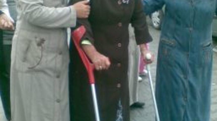 Fel&ccedil;li kadın, tekerlekli sandalyesiyle oy kullanmaya geldi