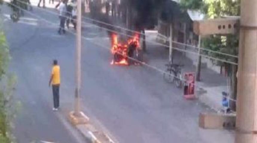 Trafik polisinin ceza yazmasına sinirlenen s&uuml;r&uuml;c&uuml;, motosikletini yaktı