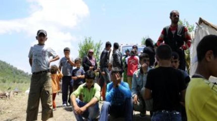 t&uuml;rkiye'ye sınırındaki suriyeli m&uuml;lteciler