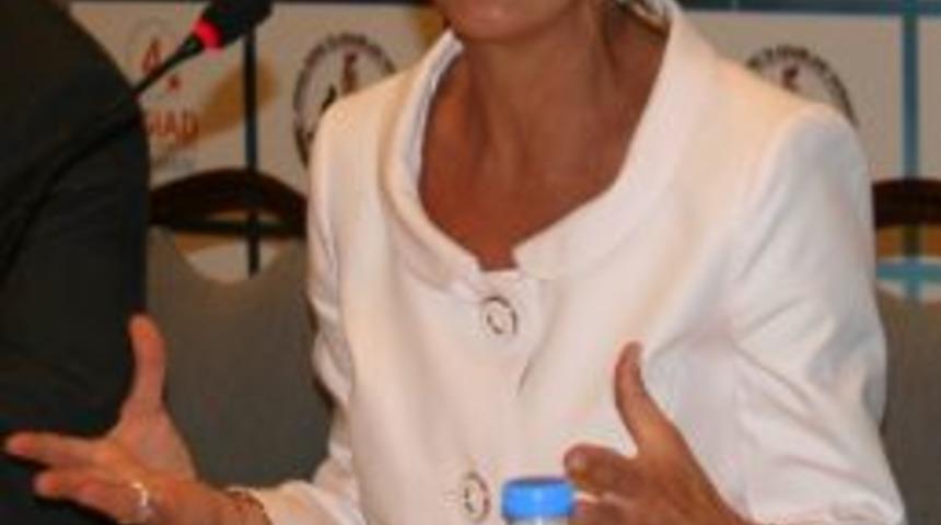 &quot;Siyasetin siyaset içermeyen konularla yapıldığı,çamur atma dönemini yaşıyoruz&quot;