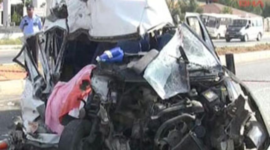 Denizli'de kaza; 2 &ouml;l&uuml;, 14 yaralı