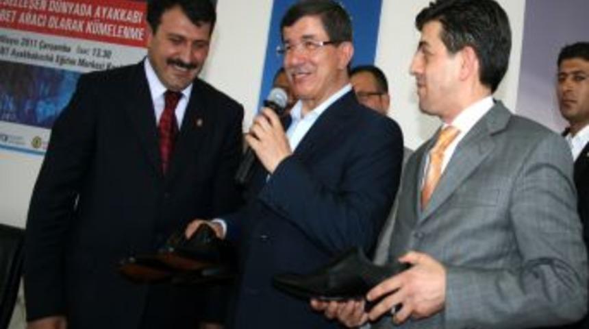 Davutoğlu, ayakkabıcılara seslendi: İhracata y&ouml;nelin, gereken desteği verelim