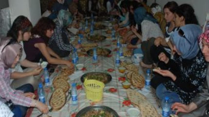 &Uuml;niversite &ouml;ğrencileri, Doğu ile Batı arasında k&ouml;pr&uuml; kuruyor