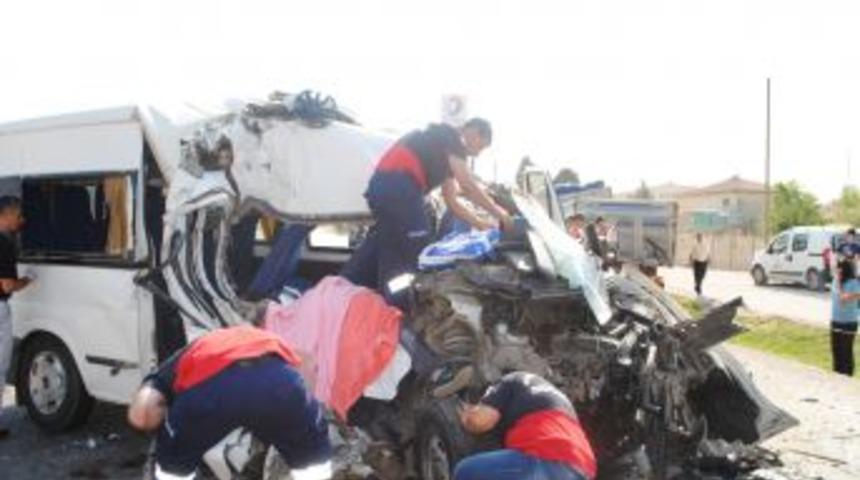 Servis minib&uuml;s&uuml; kamyona &ccedil;arptı: 2 &ouml;l&uuml;, 16 yaralı