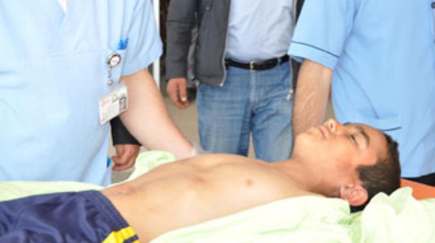 Yılan yerine kendini vurdu