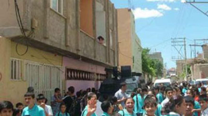 İlk&ouml;ğretim okuluna taşlı saldırı