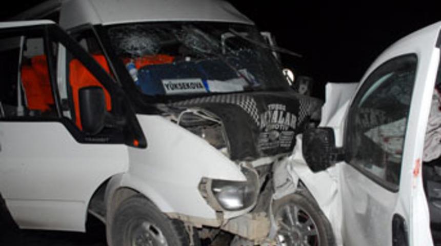 Başkale'de kaza; 1 &ouml;l&uuml;, 14 yaralı