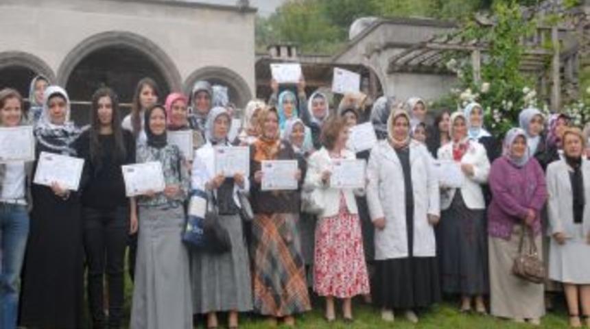 &Ccedil;ocuk bakım eğitimini tamamlayan kadınlar sertifika aldı