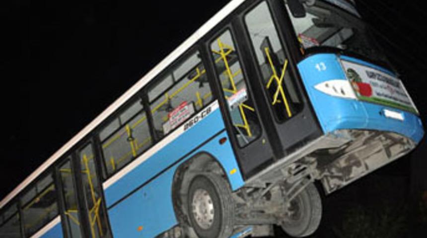 Otob&uuml;s şaha kalktı