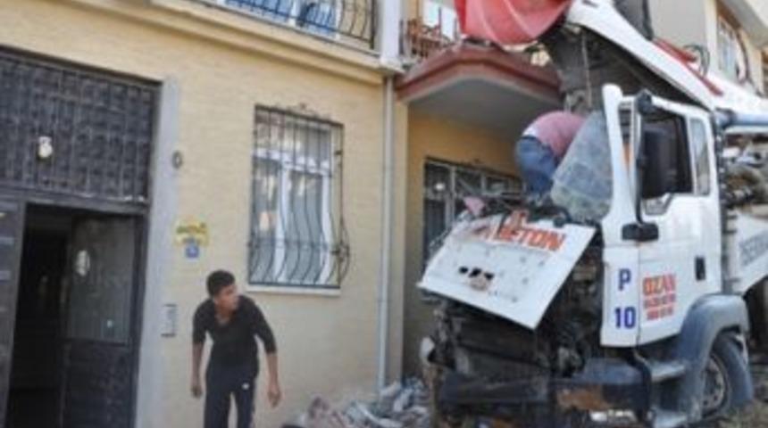 Beton d&ouml;kme aracı apartmana girdi