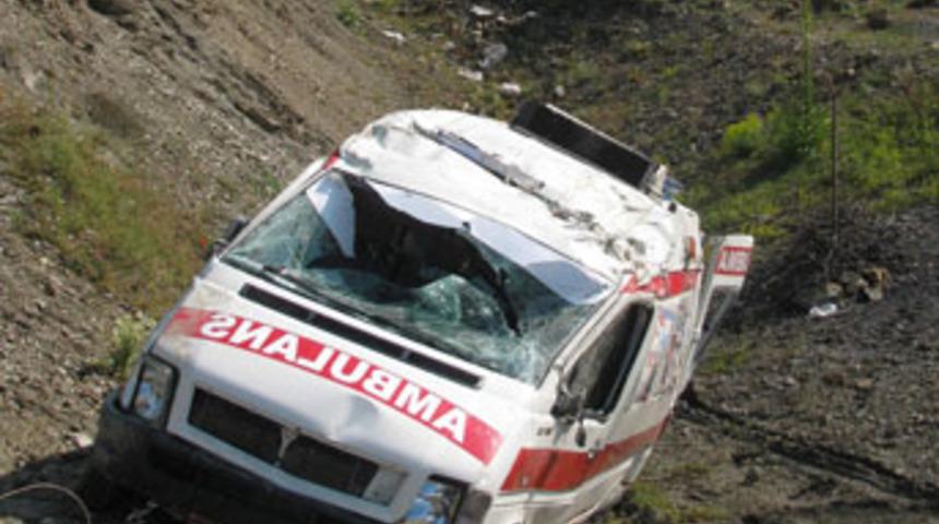 Ambulans u&ccedil;uruma yuvarlandı: 2 &ouml;l&uuml;, 7 yaralı