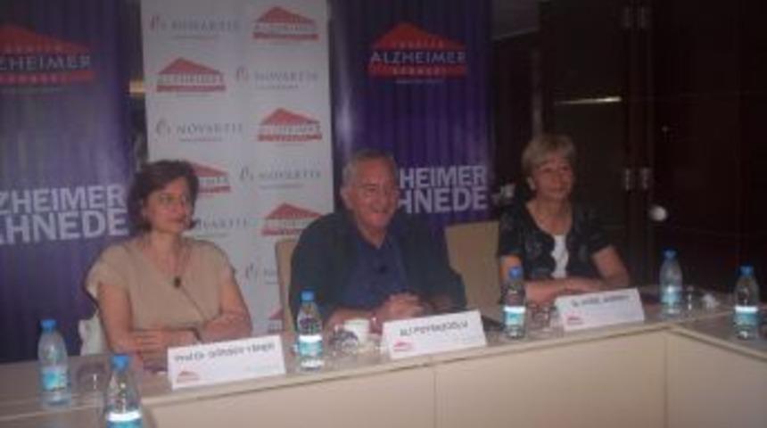 Alzheimer hastalığı tiyatroyla anlatılıyor