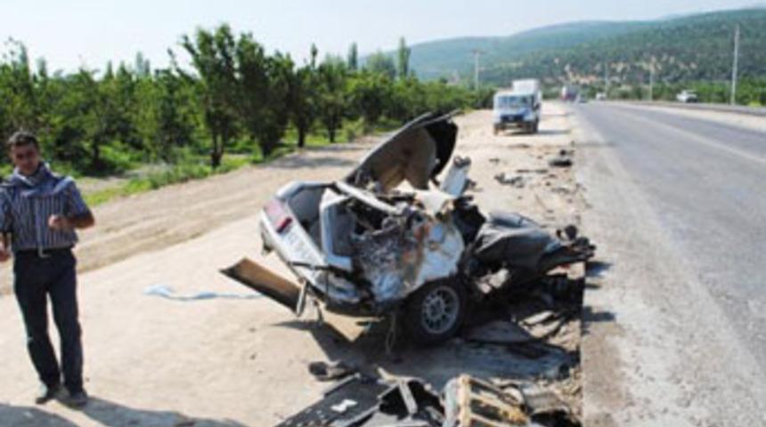 Otomobil TIR'ın altına girdi; 2 ölü