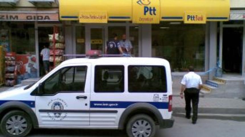 Uyanık PTT &ccedil;alışanından, silahlı soyguncuya klavye kurnazlığı