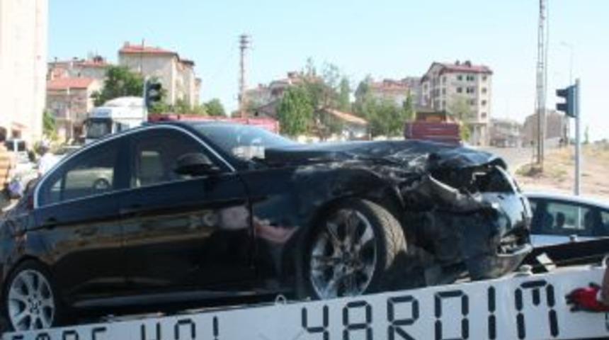 Hasta taşıyan ambulans kaza yaptı