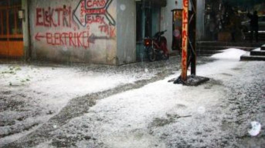 G&ouml;rdes&rsquo;te şiddetli dolu il&ccedil;e halkına zor anlar yaşattı