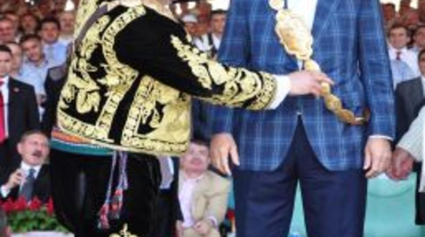 Başbakan Recep Tayyip Erdoğan&rsquo;a, altın kemer takıldı