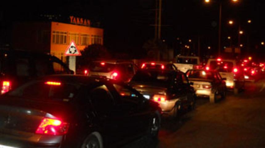 D&ouml;n&uuml;ş yolu tatilcilere eziyet oldu