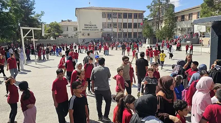 Depremin merkez &uuml;ss&uuml;nde eğitim kararı! Şanlıurfa'da okullara bir g&uuml;n ara verildi
