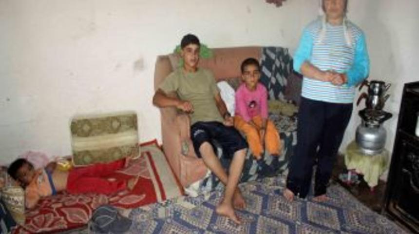 Barakada 3 &ccedil;ocuğuyla yaşam m&uuml;cadelesi veriyor