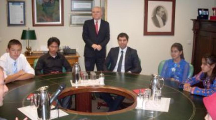 Olimpiyat &ccedil;ocuklarından S&uuml;zer'e ziyaret