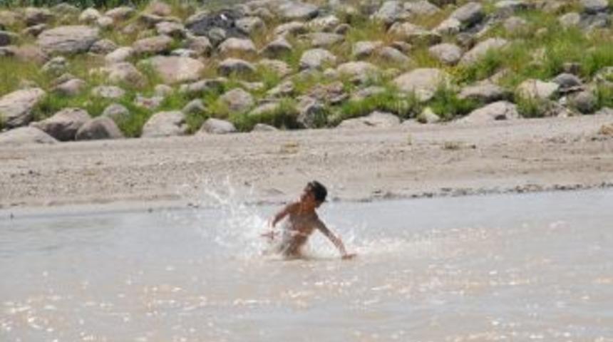 Karnelerini alır almaz Murat Nehri'ne koştular