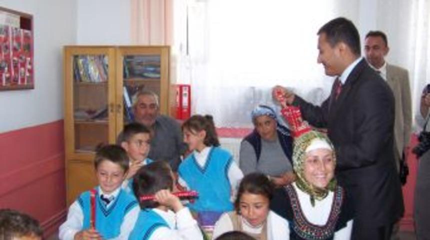 Yaptırdığı okulda karne dağıttı