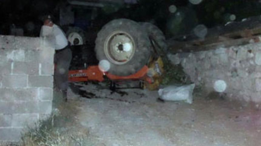 Denizli'de trakt&ouml;r devrildi: 2 &ouml;l&uuml;