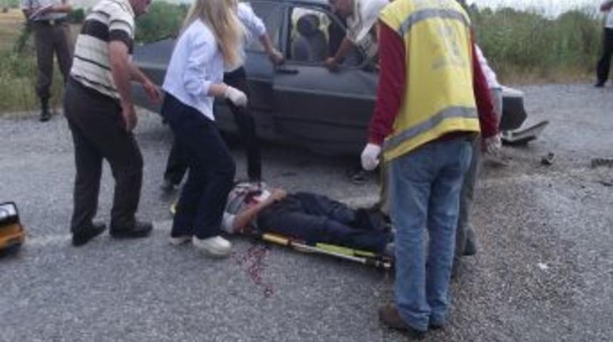 Minib&uuml;sle otomobil &ccedil;arpıştı: 3 &ouml;l&uuml;, 2 yaralı