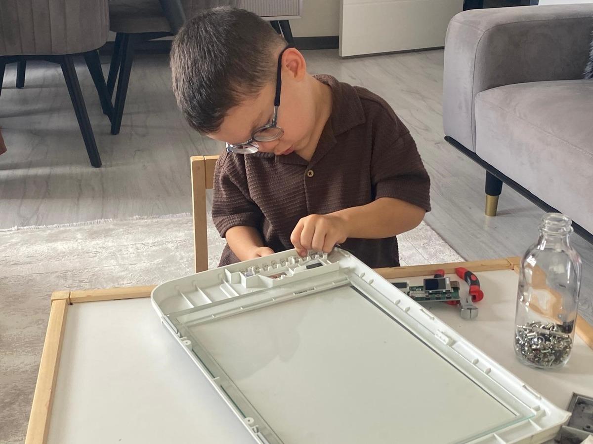 Yaşıtları oyuncakla oynarken 4 yaşındaki Eymen elektronik alet söküp inceliyor! 2