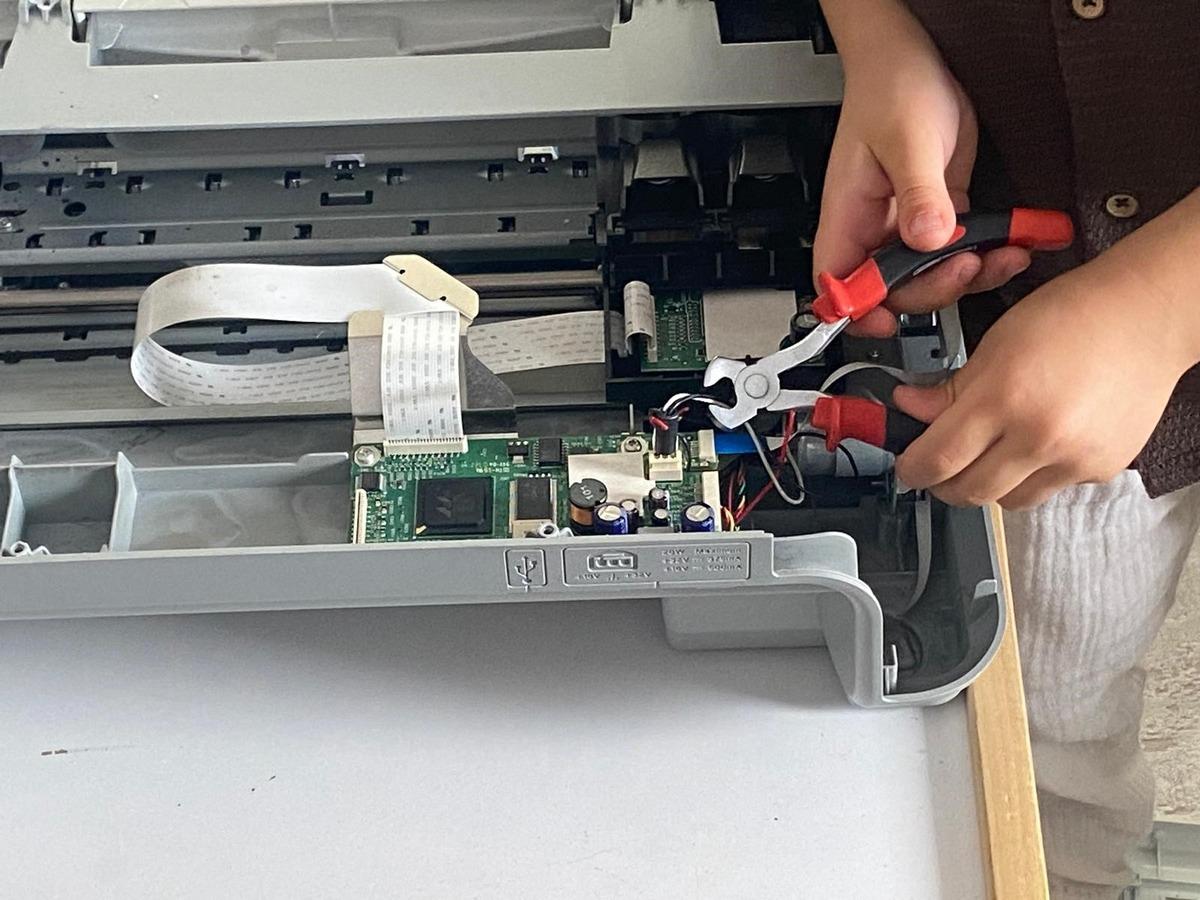 Yaşıtları oyuncakla oynarken 4 yaşındaki Eymen elektronik alet söküp inceliyor! 1