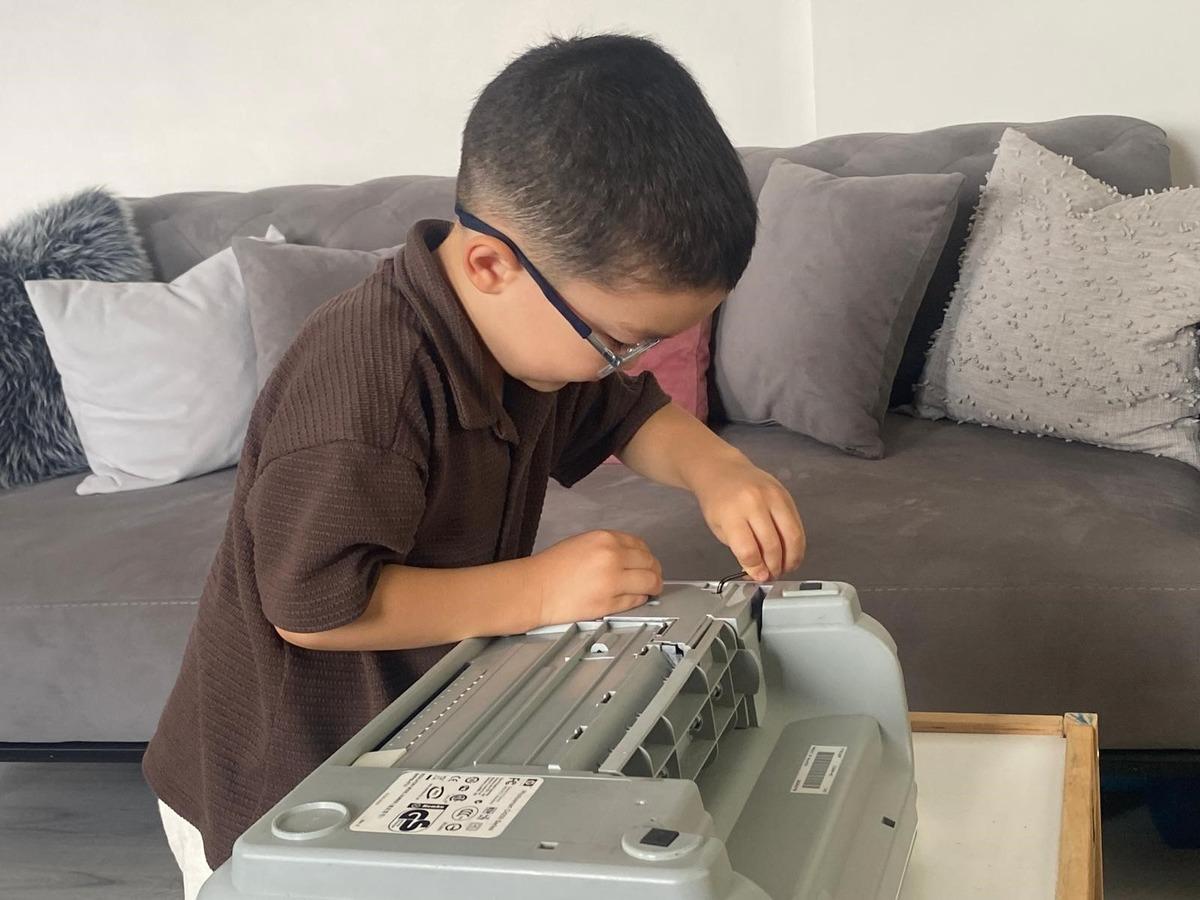 Yaşıtları oyuncakla oynarken 4 yaşındaki Eymen elektronik alet söküp inceliyor! 3