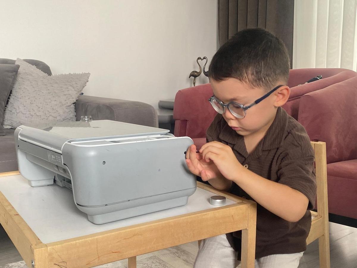 Yaşıtları oyuncakla oynarken 4 yaşındaki Eymen elektronik alet söküp inceliyor! 4
