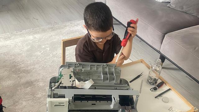 Yaşıtları oyuncakla oynarken 4 yaşındaki Eymen elektronik alet söküp inceliyor!