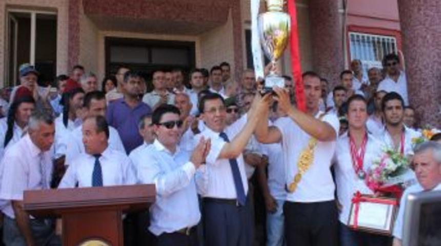 Başpehlivan G&uuml;rb&uuml;z, memleketinde coşkuyla karşılandı